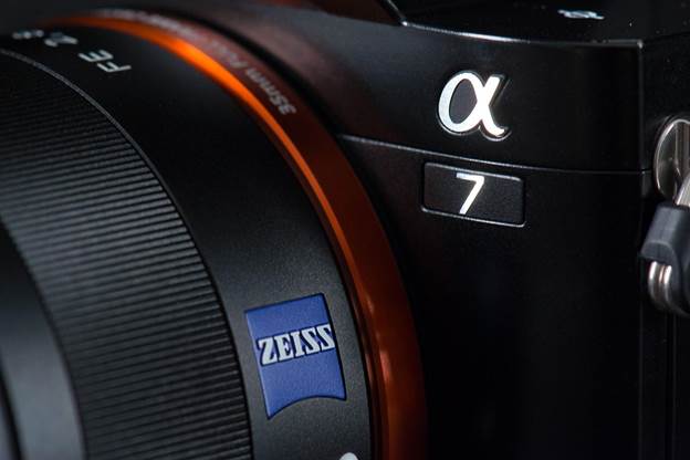 The a7 is also capable of electronic first curtain mode, which allows for a quieter shutter, and reduces the potential for 'shutter shock' vibration; this is absent from the A7R