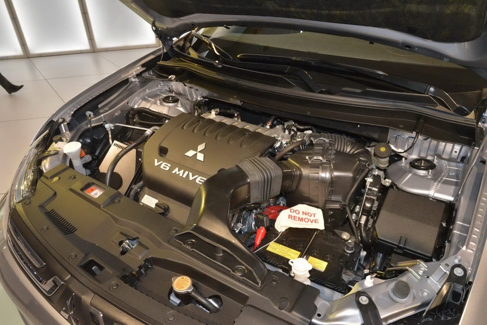 2014 Mitsubishi Outlander Engine View