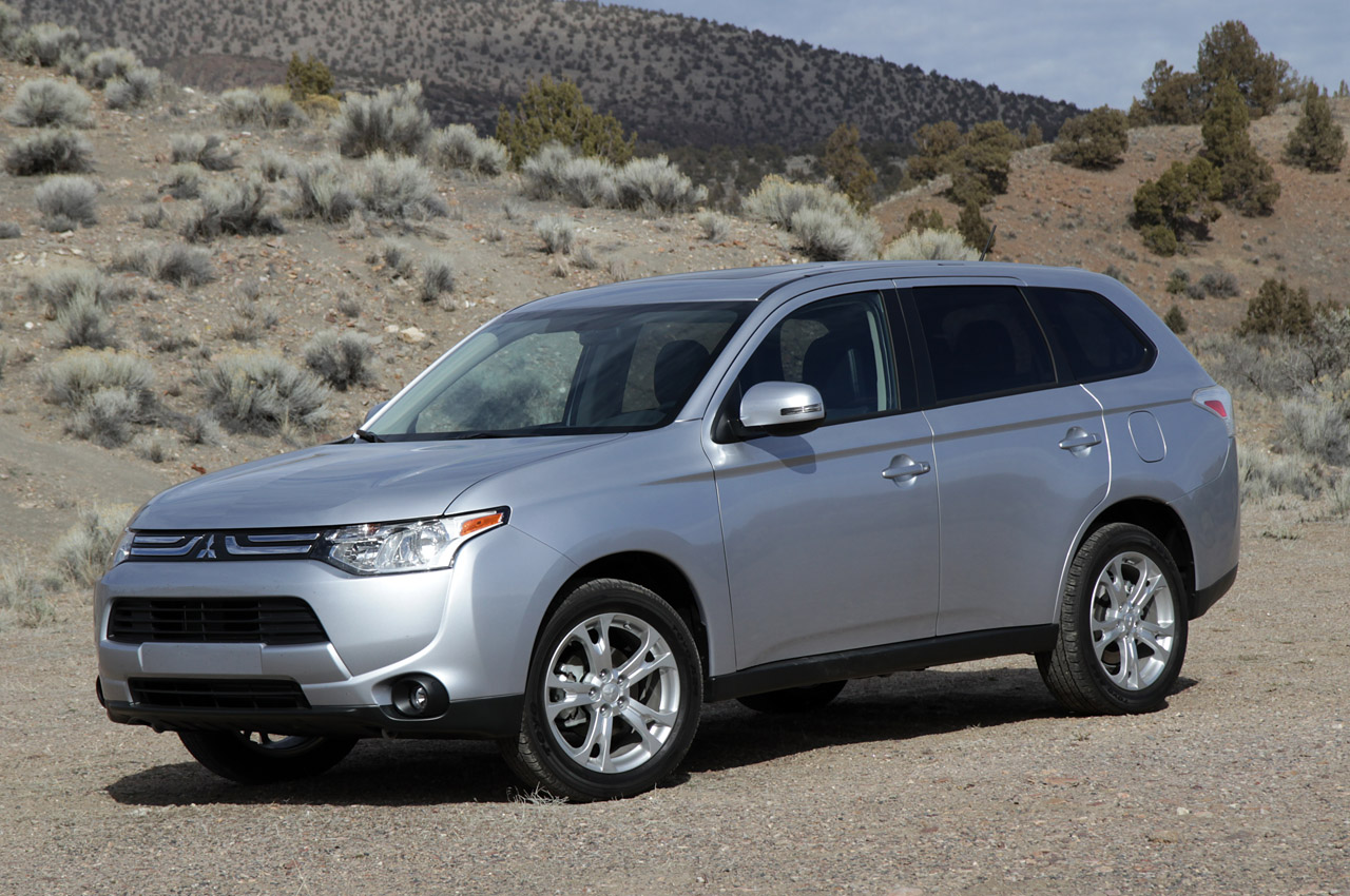 2014 Mitsubishi Outlander Front Angle