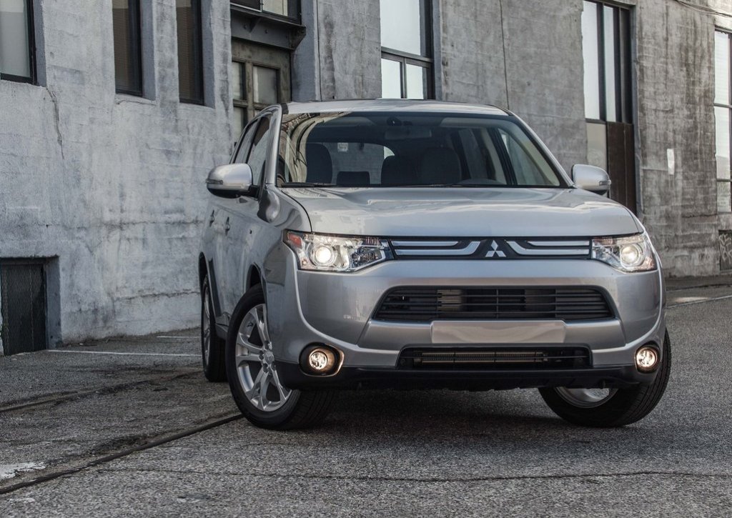 2014 Mitsubishi Outlander Front View