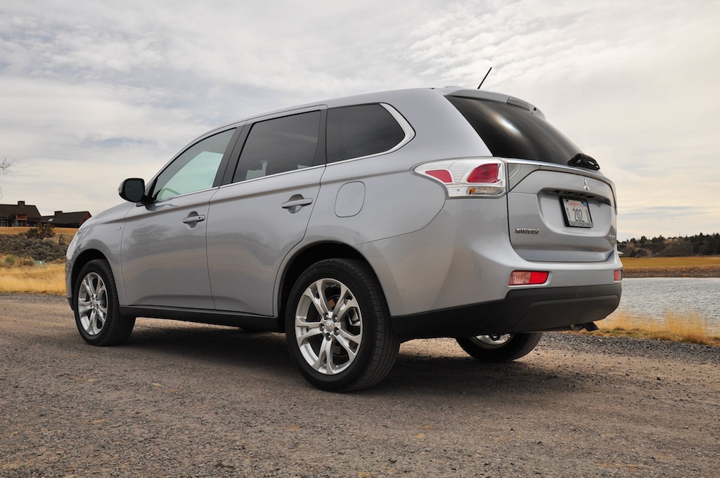 2014 Mitsubishi Outlander Rear Angle