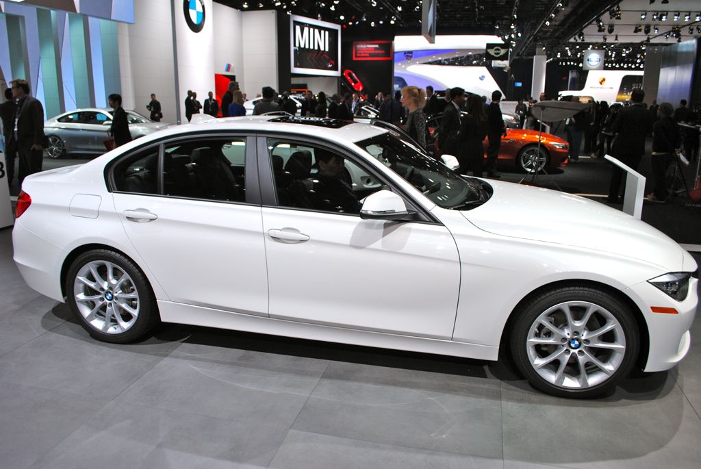 2013 BMW 320i Front Angle