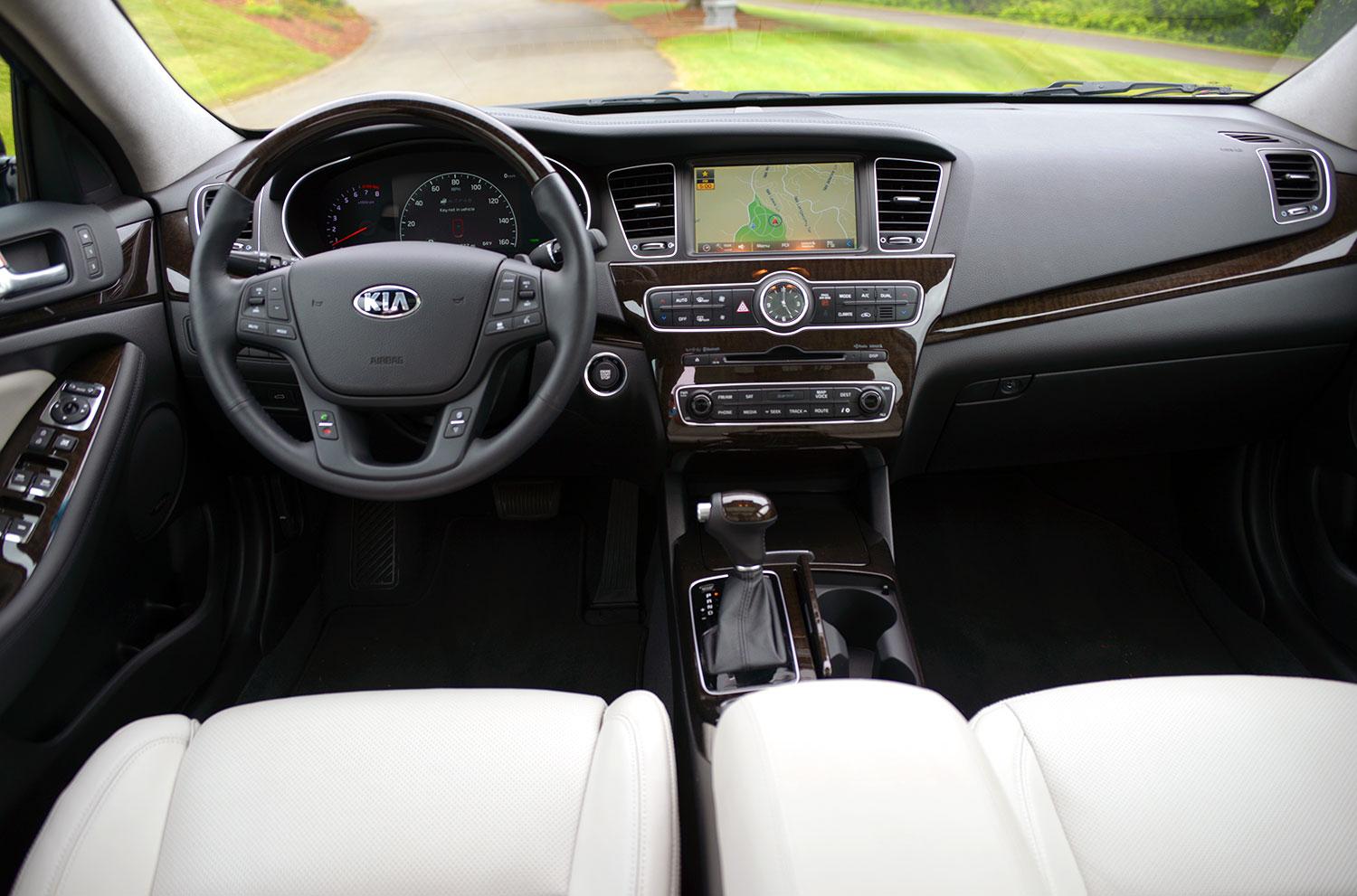 2013 Kia Cadenza Interior