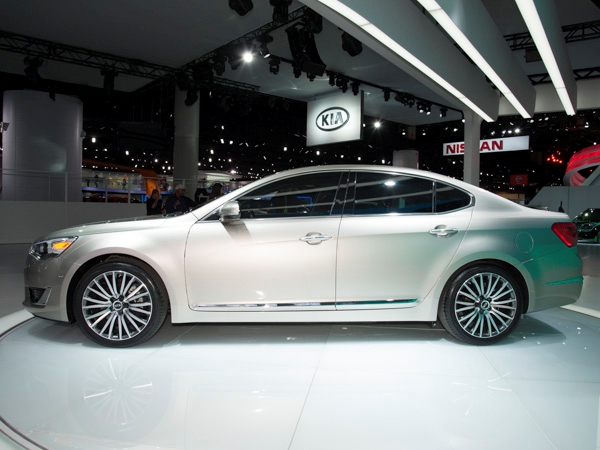 2013 Kia Cadenza Side