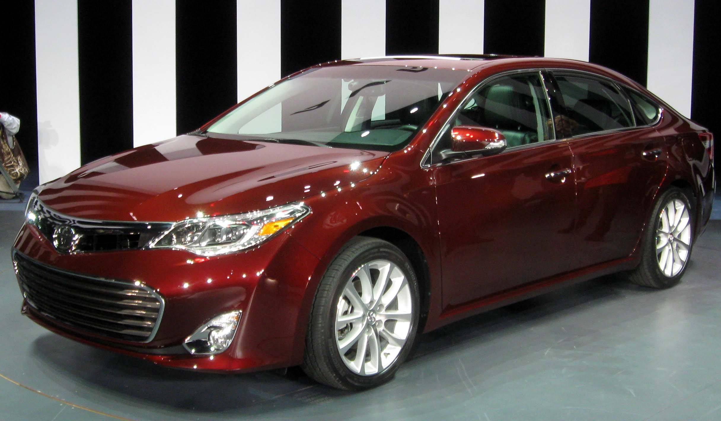 2013 Toyota Avalon Front View