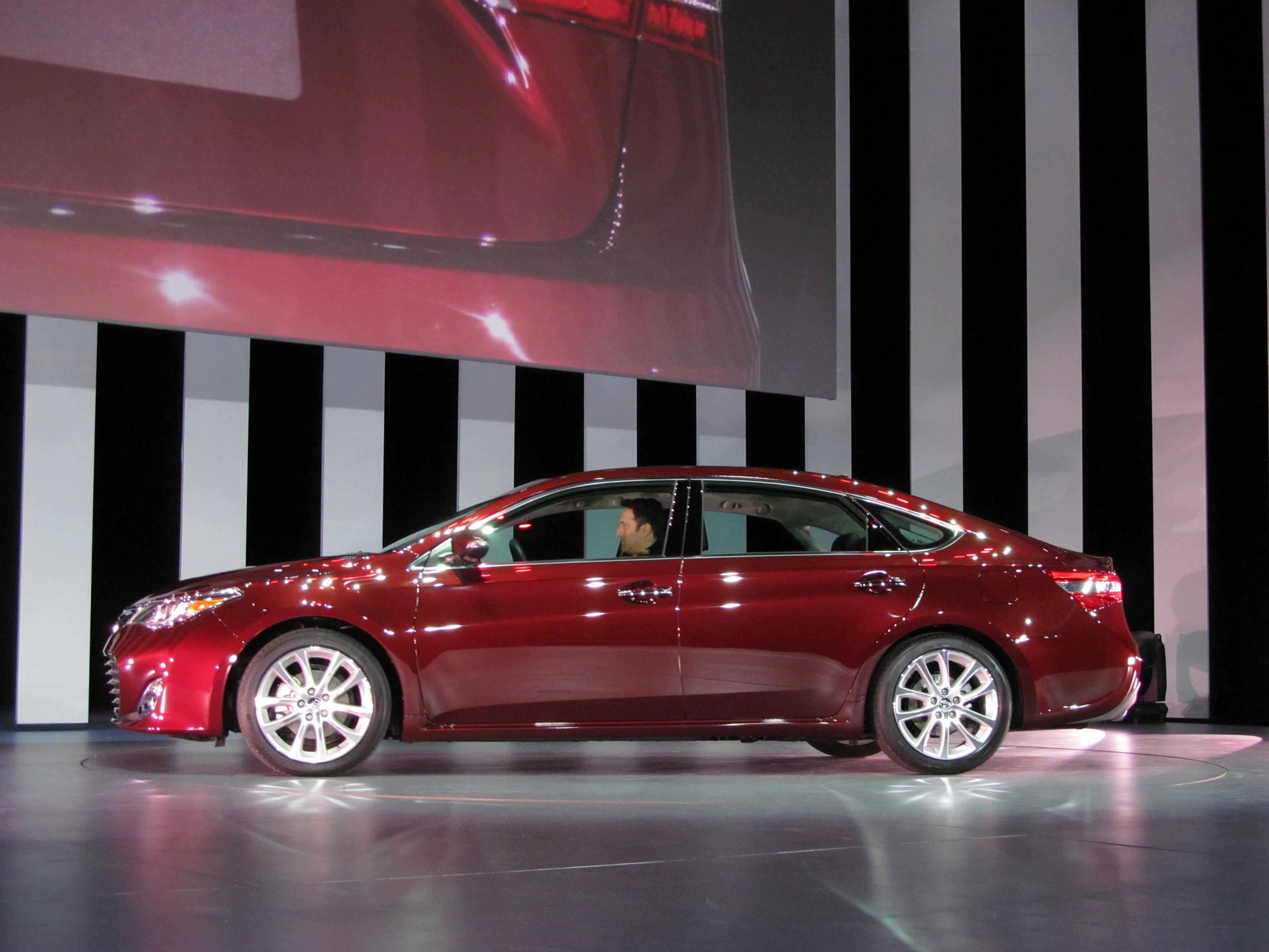 2013 Toyota Avalon Side View