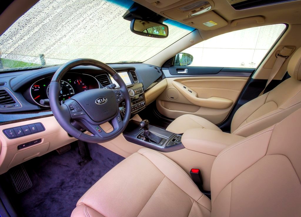 2014 Kia Cadenza Interior