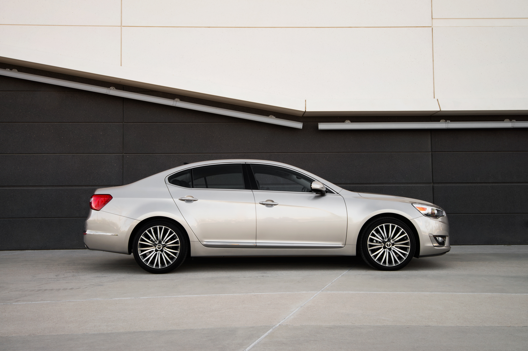 2014 Kia Cadenza Side View