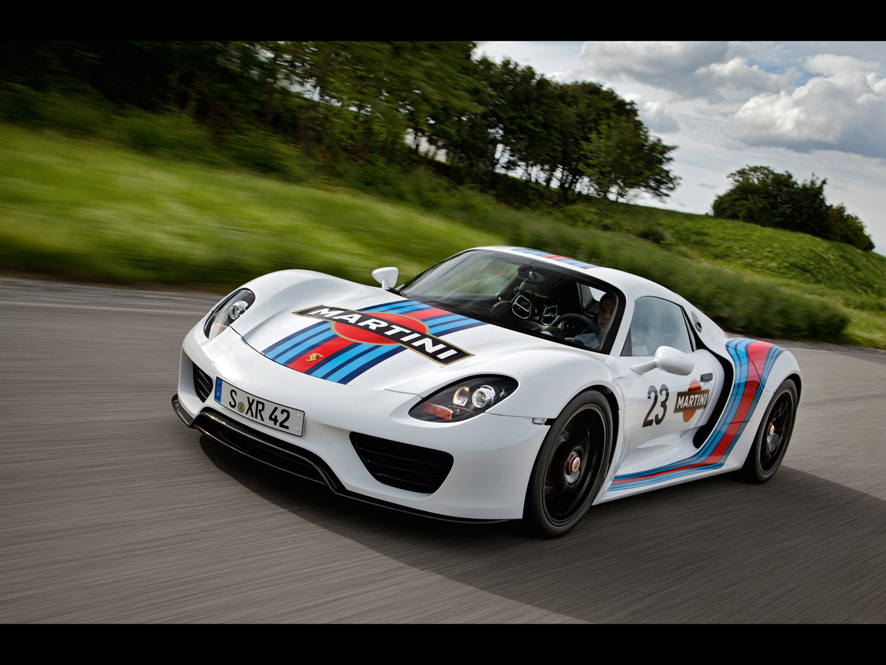 2014 Porsche 918 Spyder Front Motion View