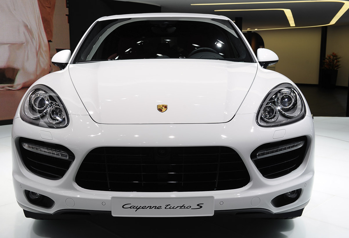 2014 Porsche Cayenne Front End View