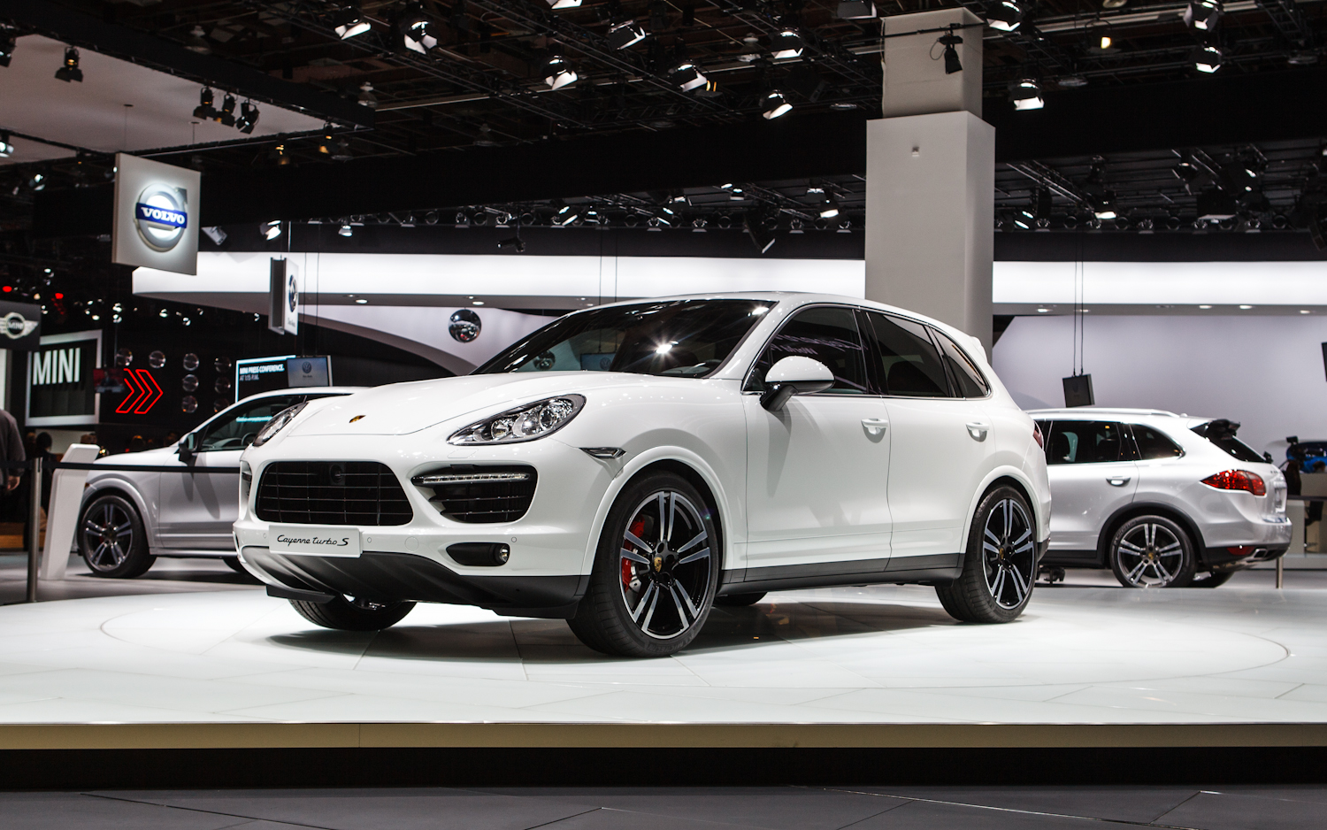 2014 Porsche Cayenne Front Side View