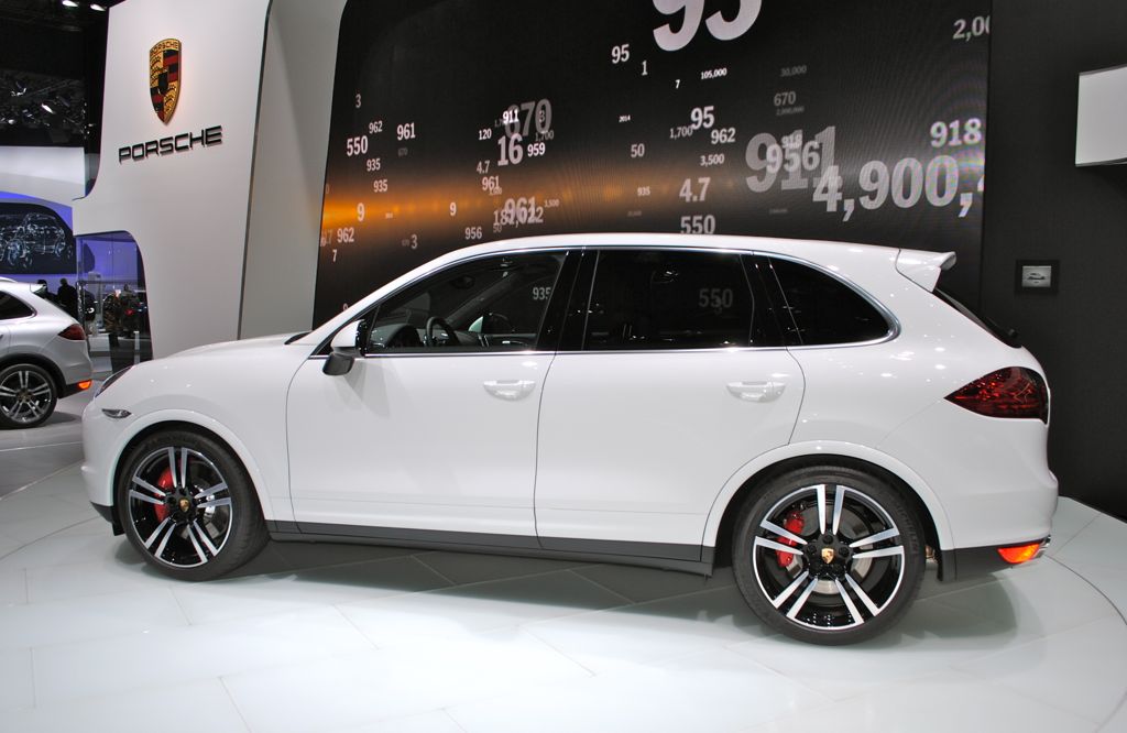 2014 Porsche Cayenne Side Angle