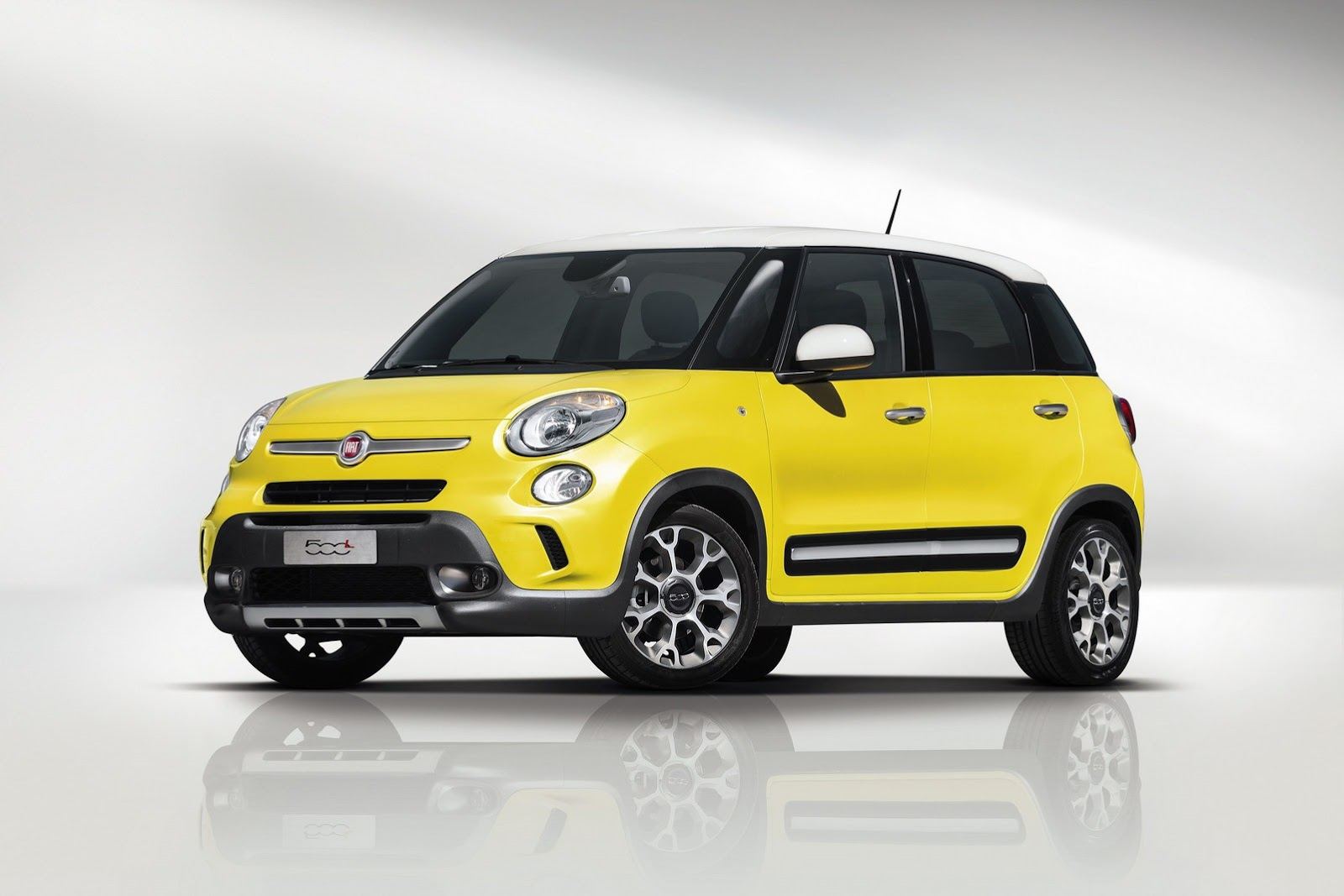 2013 Fiat 500L Front Angle