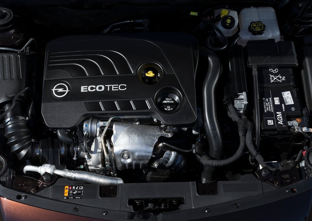 2014 Opel Insignia Engine View