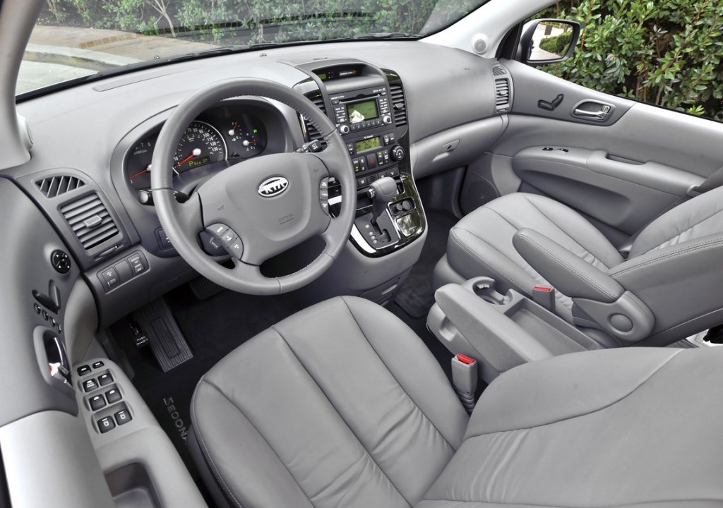 2014 Kia Sedona Minivan Dashboard Interior View