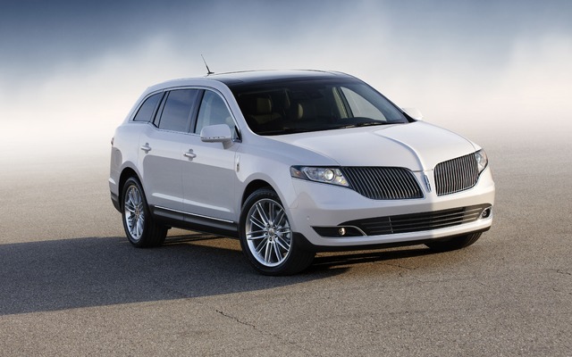 2014 Lincoln MKT Front Angle