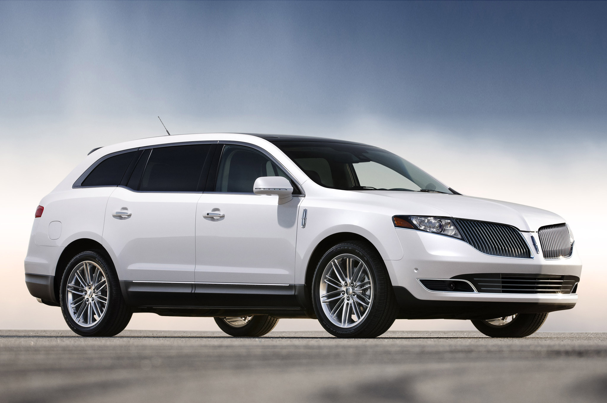 2014 Lincoln MKT Front Side View