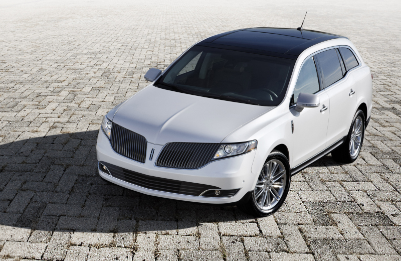 2014 Lincoln MKT Front Top Angle