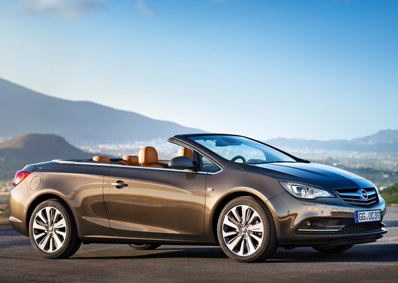 2014 Opel Cascada Cabriolet Front Side View
