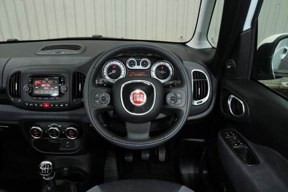 Fiat 500L 1.6 MultiJet Lounge's interior