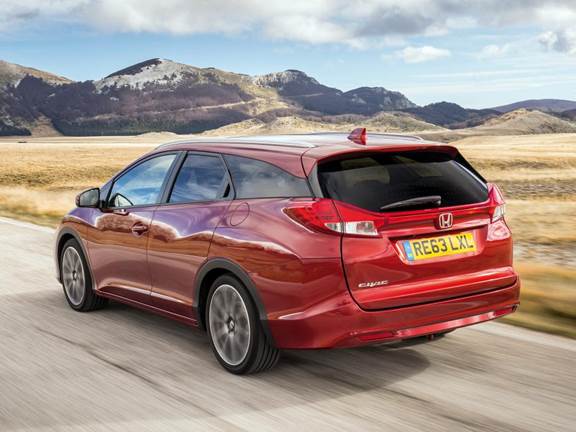 The 1.8-liter petrol version of the Civic Tourer is faster off the line than the diesel, and quieter than the diesel in town