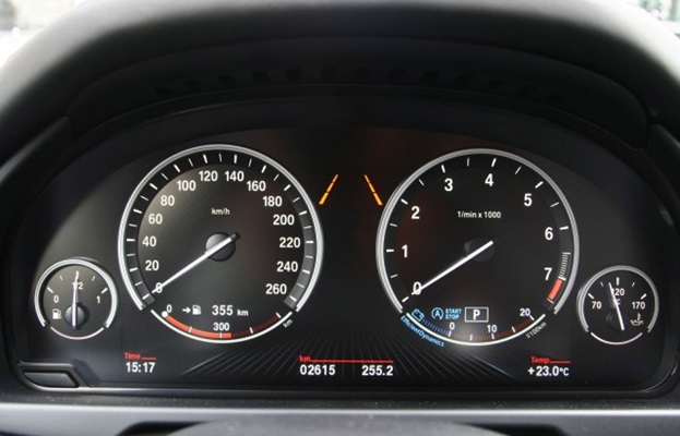 One of the iDrive settings allows you to view power and torque production of the tri-turbodiesel on the go