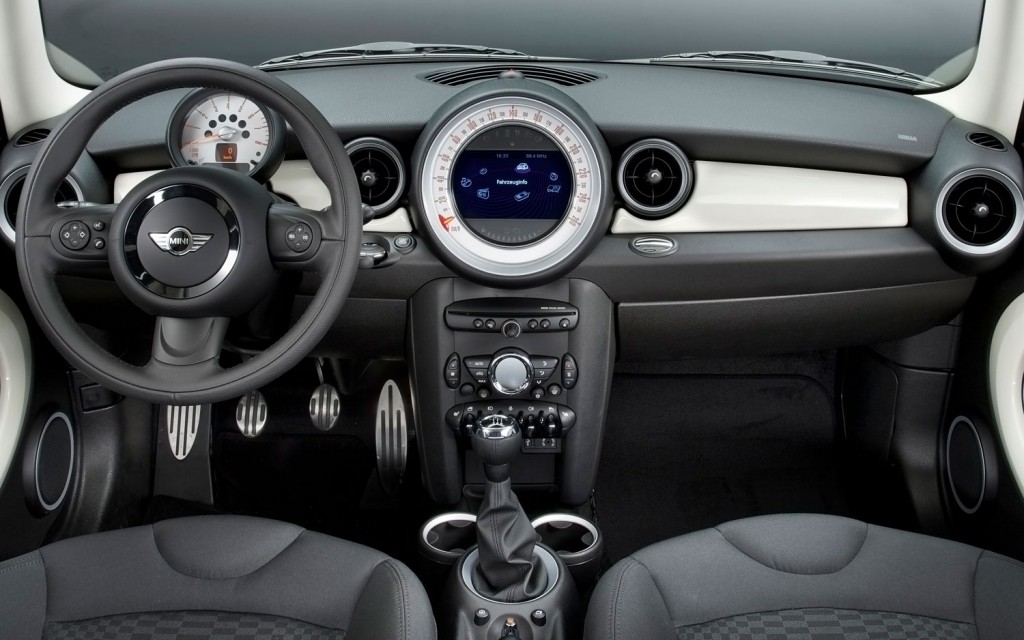 2014 Mini Cooper S Interior Dashboard View