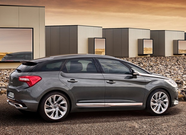 Citroen DS5 is here to give you a unique driving experience and a dynamic ride that makes no compromises on comfort
