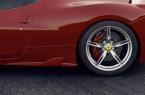 Forged wheels and new carbon ceramic brakes save 13 kg. But are they sure those discs are big enough?