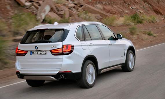 With the new design, make the new X5 look almost indistinguishable from the X3... from the rear at least